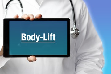 Body-Lift. Arzt mit Stethoskop hält Tablet-Computer in Hand. Text im Display. Blauer Hintergrund....