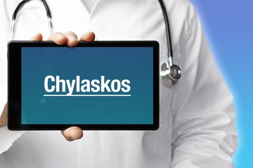 Chylaskos. Arzt mit Stethoskop hält Tablet-Computer in Hand. Text im Display. Blauer Hintergrund. Krankheit, Gesundheit, Medizin