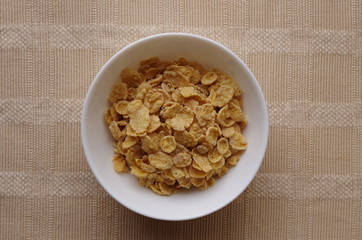 白いボウルに入ったコーンフレーク