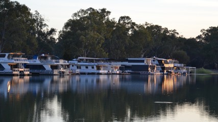 Fototapeta na wymiar Houseboats on Murray River in Mildura