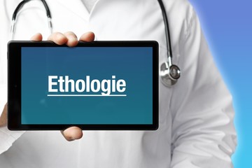 Ethologie. Arzt mit Stethoskop hält Tablet-Computer in Hand. Text im Display. Blauer Hintergrund. Krankheit, Gesundheit, Medizin