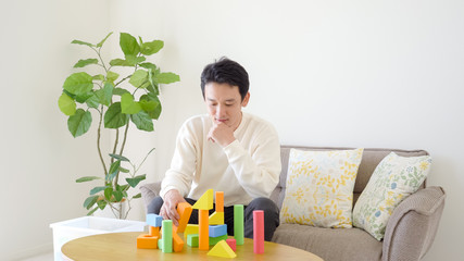 男性　父親　おもちゃ