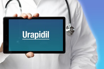 Urapidil. Arzt mit Stethoskop hält Tablet-Computer in Hand. Text im Display. Blauer Hintergrund....