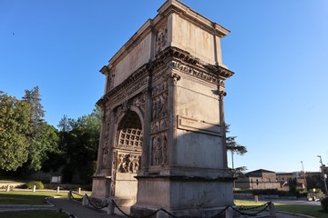 Fototapeta na wymiar Benevento - Arco di Traiano la mattina presto