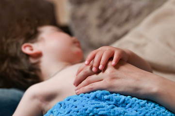 Obraz na płótnie Canvas baby holds mother's hand while sleeping