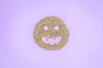 A pile of raw spelt grains in the form of an evil circle 