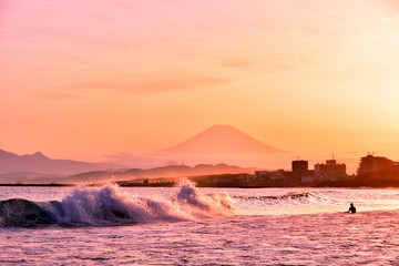 夕焼けの富士山と相模湾