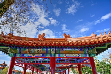 中国様式のカラフルな門の情景