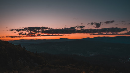 Amanecer entre montañas con colores calidos