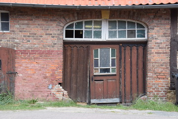 Dielent&uuml;r eines maroden Bauernhauses