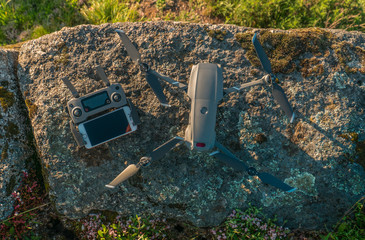 Drone sobre unas piedras a la luz del amanecer
