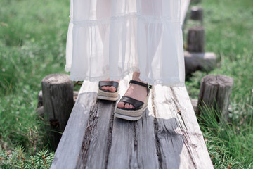 白いワンピースを着た女性の足下