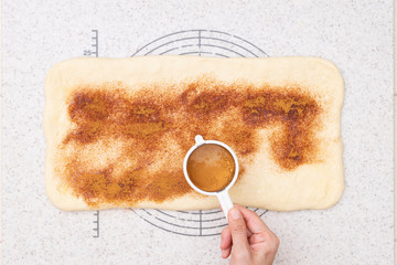 自宅でパン作り　シナモンロールを作る工程　4-生地表面にシナモンとグラニュー糖をふりかける