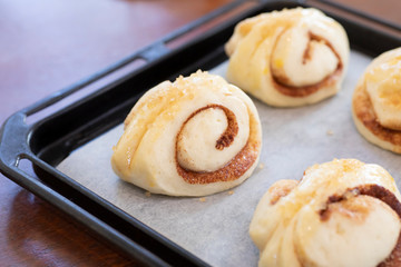 自宅でパン作り　シナモンロール　二次発酵後の膨らんだパン生地