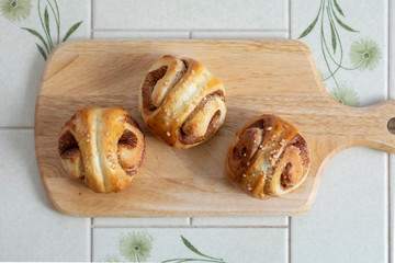 自宅でパン作り　シナモンロール　カッティングボードに並べたシナモンロール