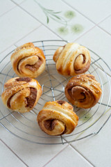 自宅でパン作り　シナモンロール　焼きたてのシナモンロールをケーキクーラーの上に並べる