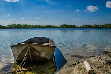 jezioro i łódka