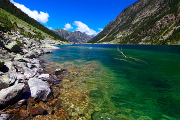Fototapeta na wymiar Le lac et le refuge de Gaube Cauterets Hautes-Pyrénées