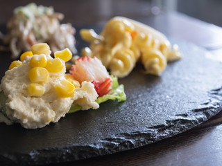 ポテトサラダやマカロニサラダなどが乗ったプレート。