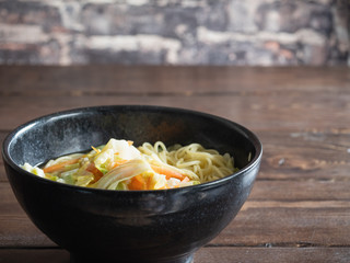 キャベツと人参が乗っているラーメン。