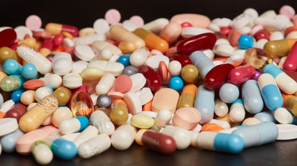 Viele bunte Medikamente in Nahaufnahme