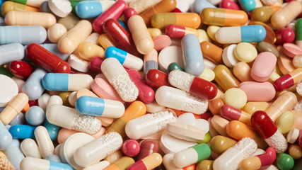 Viele bunte Medikamente und Pillen und Tabletten