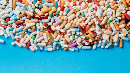 Rahmen aus bunten Medikamenten und Tabletten