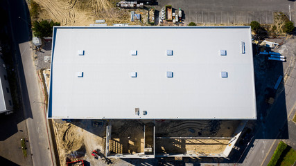 Chantier d'un bâtiment industriel en construction, vue aérienne
