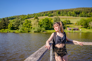 Jeune fille au bort du lac du Ronzey à Yseron