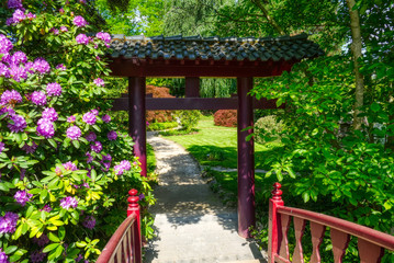 Eingang zu einem japanischen Garten in einem Park in Leverkusen