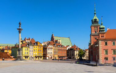 Panoramic view of Royal Castle Square - Plac Zamkowy - in Starowka Old Town with Sigismund III Waza Column and historic tenement houses in Warsaw, Poland © Art Media Factory