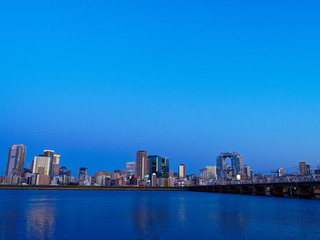 Naklejka premium 夕暮れの大阪梅田 高層ビルと淀川 