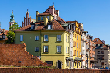 Panoramic view of historic colorful tenement houses at Royal Castle Square - Plac Zamkowy - in Starowka Old Town quarter of Warsaw, Poland © Art Media Factory