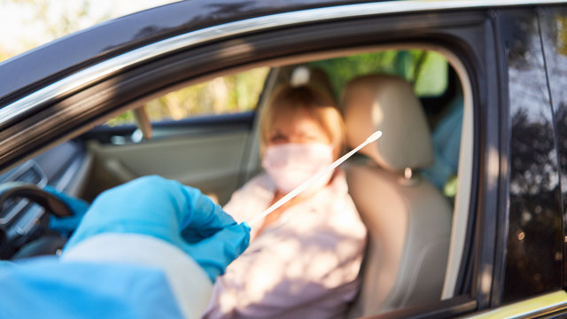 Rachen Abstrich Coronavirus Schnelltest in Drive-In Teststation