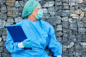 Pflegepersonal oder Containment Scout mit Liste für Kontaktverfolgung