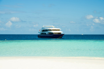 Yatch boat tra le acque e le spiagge coralline delle Maldive