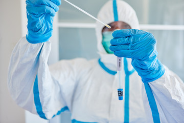 Rachen Abstrich für Speichelprobe wird abgepackt bei Coronavirus Test