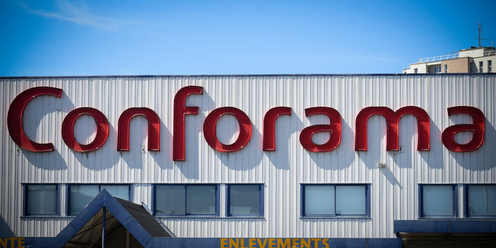 conforama signboard
