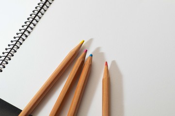色鉛筆とスケッチブック