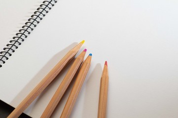 色鉛筆とスケッチブック