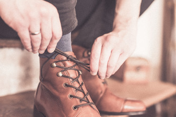 Fertig machen, Losgehen, Anziehen, Start, Aufbruch, Vintage, CloseUp, Schnürsenkel, Salon,...