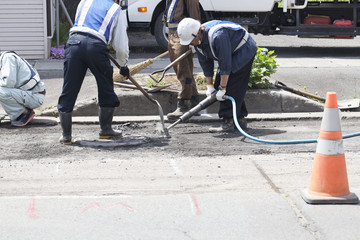 道路のアスファルトの切破