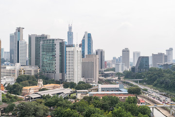 Obraz premium Panoramiczny widok na panoramę Kuala Lumpur w ciągu dnia. Centrum stolicy Malezji. Współczesne budynki zewnętrzne ze szkłem.