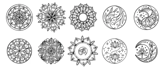 Satz handgezeichneter Zentangle-Mandalas. Handgezeichnetes Mandala mit Mond, Yin Yang, Om-Symbol im Vektor. Perfektes Set für Designoberflächen, Textilien, Poster, Tattoos im indischen Yoga-Stil © Tatyana_zenartist