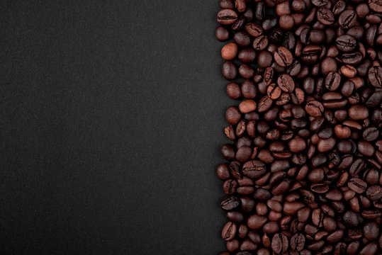 Close up roasted coffee beans © FreepikCompany