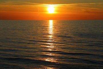 Obraz premium Sunset by the sea.