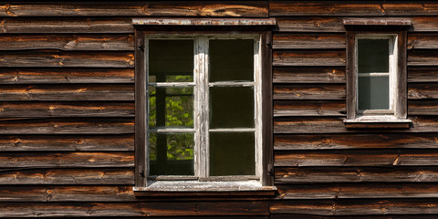 Fototapeta na wymiar old wooden house with windows