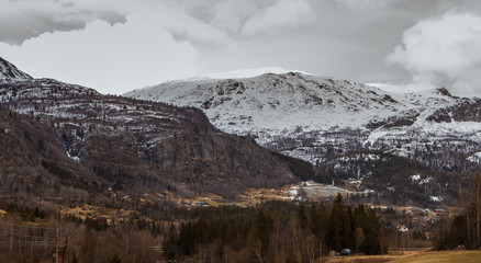 Szczyty górskie pokryte śniegiem w dolinie Hodnalen w Norwegii - obrazy, fototapety, plakaty