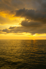 Obraz premium Amazing sunset over the Andaman Sea in Thailand