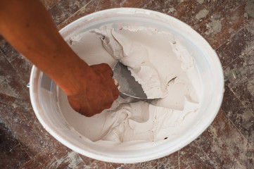 Mixing and preparing adhesives for installing thermal insulation on the house